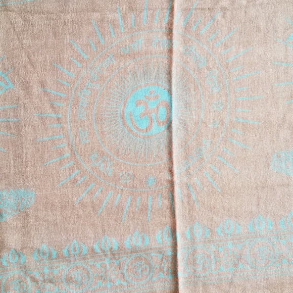 New wool and silk Om symbol scarf - Picture 7 of 8